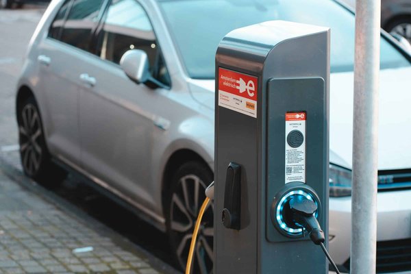 Quels sont les défis de la mise en œuvre des systèmes de recharge sans fil pour les voitures électriques en milieu rural?